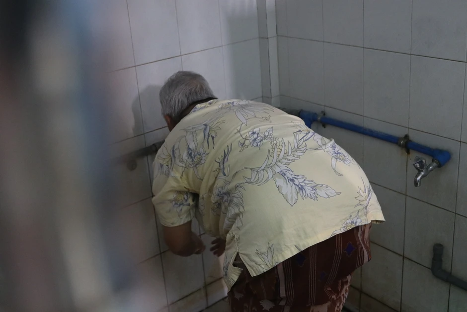 Sau 18 giờ 8 phút, người dân hẻm kiêng rượu bia, thịt heo ở TP.HCM ăn gì? Sau 18 giờ 8 phút, người dân hẻm kiêng rượu bia, thịt heo ở TP.HCM ăn gì?