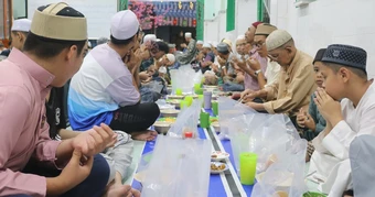 Sau 18 giờ 8 phút, người dân hẻm kiêng rượu bia, thịt heo ở TP.HCM ăn gì?
