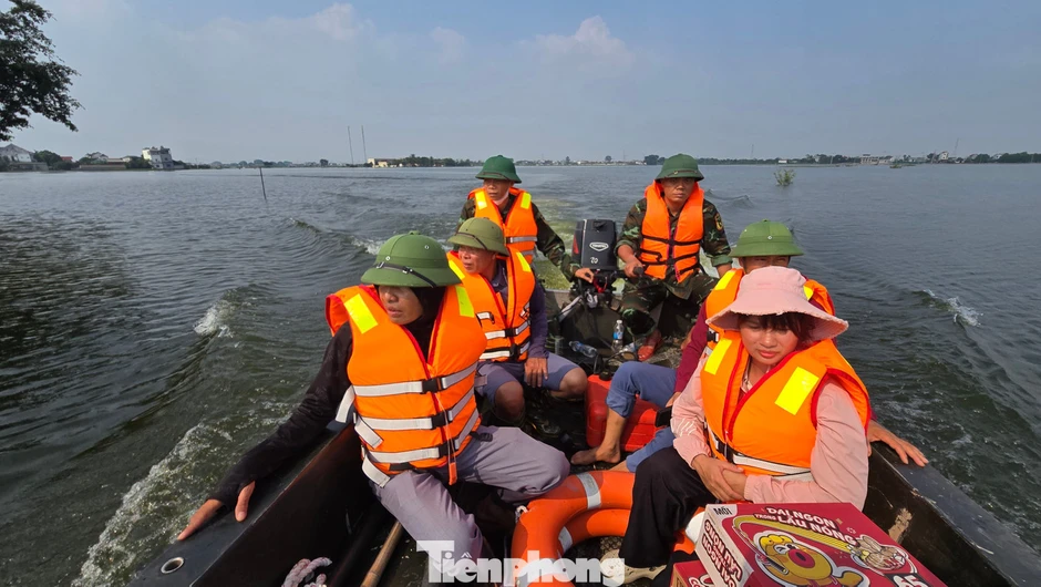 Sau 5 ngày, ‘rốn lũ’ Hà Nội vẫn mênh mông nước Sau 5 ngày, ‘rốn lũ’ Hà Nội vẫn mênh mông nước