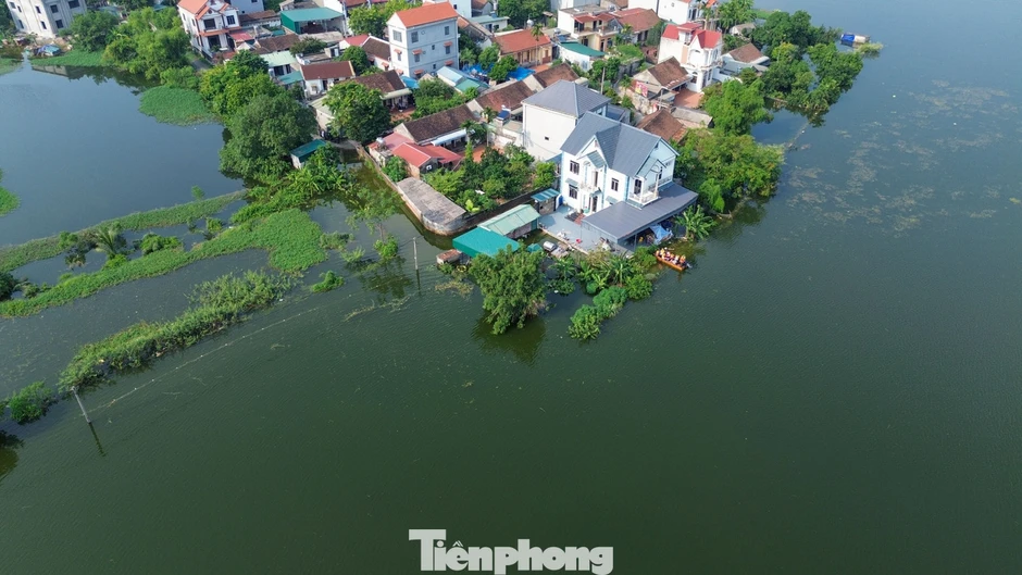 Sau 5 ngày, ‘rốn lũ’ Hà Nội vẫn mênh mông nước Sau 5 ngày, ‘rốn lũ’ Hà Nội vẫn mênh mông nước