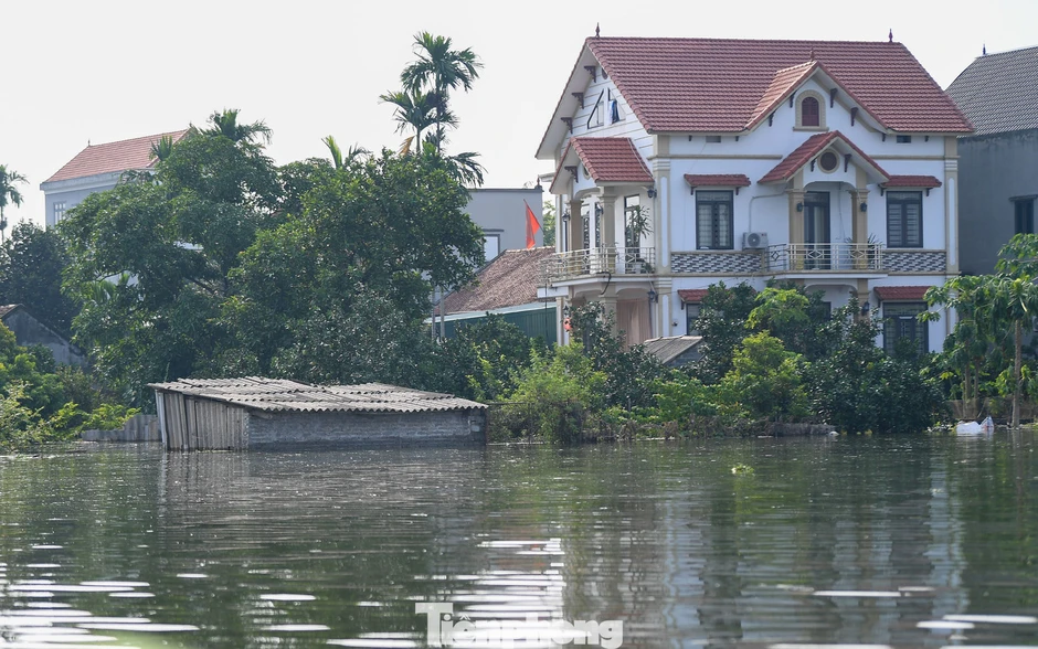Sau 5 ngày, ‘rốn lũ’ Hà Nội vẫn mênh mông nước Sau 5 ngày, ‘rốn lũ’ Hà Nội vẫn mênh mông nước