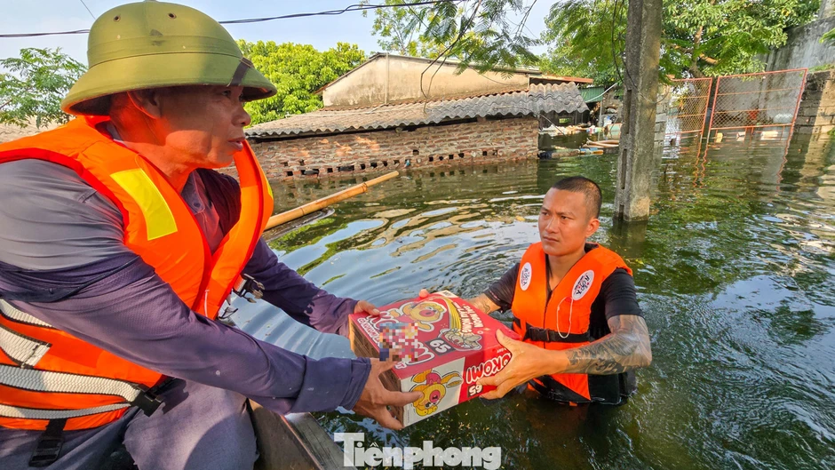 Sau 5 ngày, ‘rốn lũ’ Hà Nội vẫn mênh mông nước Sau 5 ngày, ‘rốn lũ’ Hà Nội vẫn mênh mông nước