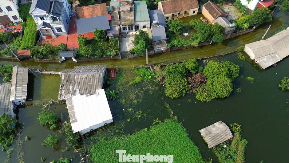 Sau 5 ngày, ‘rốn lũ’ Hà Nội vẫn mênh mông nước Sau 5 ngày, ‘rốn lũ’ Hà Nội vẫn mênh mông nước