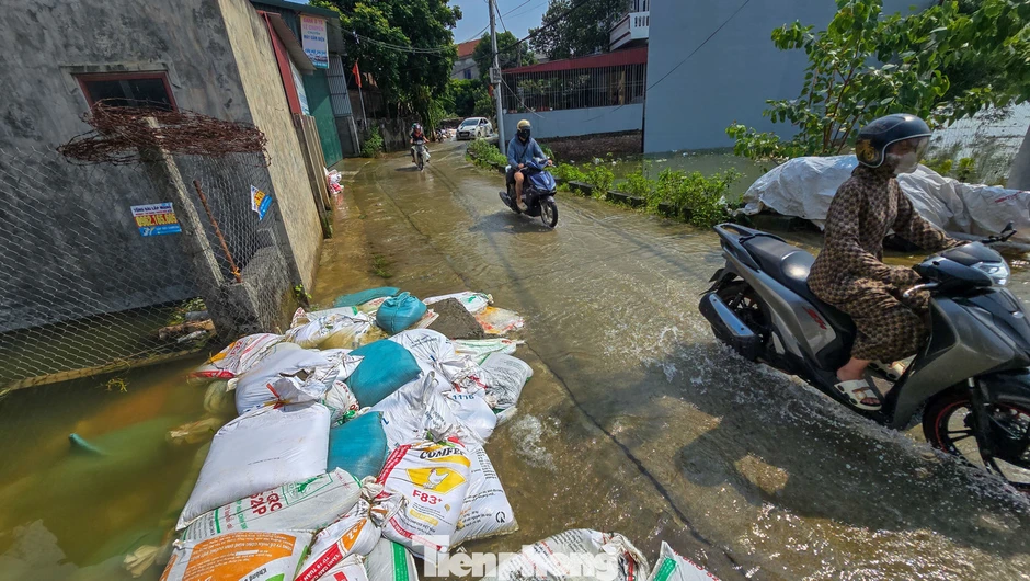 Sau 5 ngày, ‘rốn lũ’ Hà Nội vẫn mênh mông nước Sau 5 ngày, ‘rốn lũ’ Hà Nội vẫn mênh mông nước