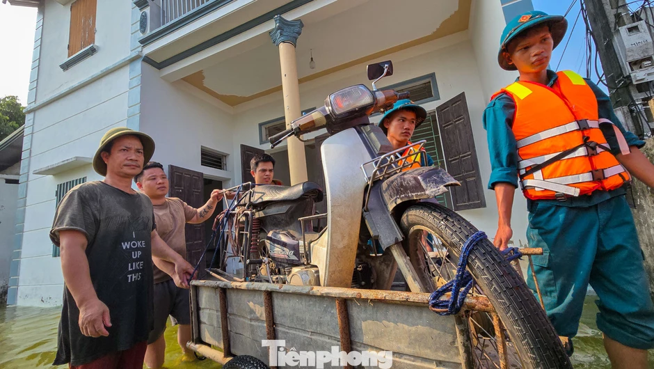 Sau 5 ngày, ‘rốn lũ’ Hà Nội vẫn mênh mông nước Sau 5 ngày, ‘rốn lũ’ Hà Nội vẫn mênh mông nước