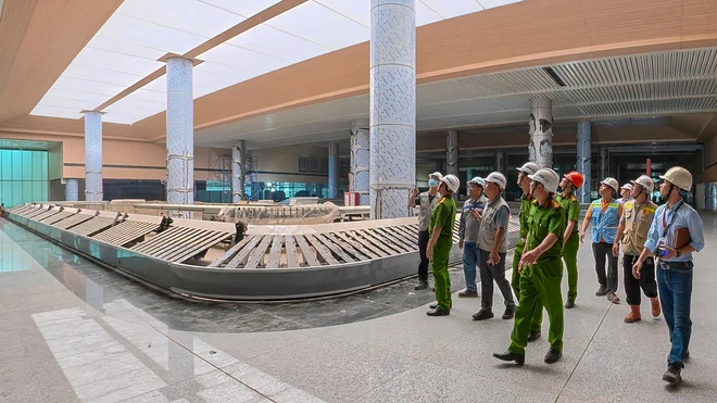 Sau khi máy bay đặc biệt xuất hiện, sân bay trẻ nhất trị giá 16 tỷ USD của Việt Nam tiếp tục 'chạy nước rút' Sau khi máy bay đặc biệt xuất hiện, sân bay trẻ nhất trị giá 16 tỷ USD của Việt Nam tiếp tục 'chạy nước rút'