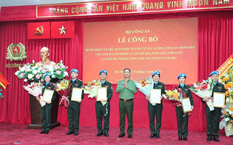 Sáu sĩ quan Công an nhân dân thực hiện nhiệm vụ gìn giữ hòa bình tại Phái bộ UNMISS Sáu sĩ quan Công an nhân dân thực hiện nhiệm vụ gìn giữ hòa bình tại Phái bộ UNMISS