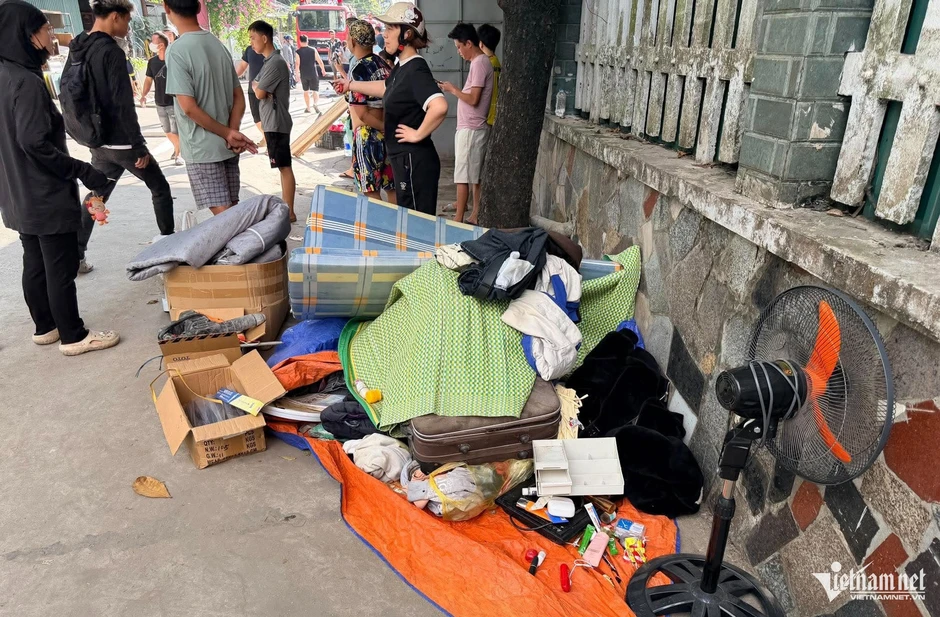 Sau tiếng nổ, dãy nhà trọ tự phát ở Hà Nội bùng cháy dữ dội Sau tiếng nổ, dãy nhà trọ tự phát ở Hà Nội bùng cháy dữ dội