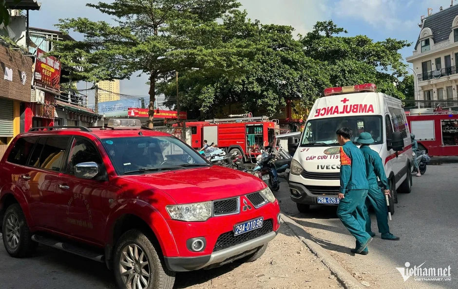 Sau tiếng nổ, dãy nhà trọ tự phát ở Hà Nội bùng cháy dữ dội Sau tiếng nổ, dãy nhà trọ tự phát ở Hà Nội bùng cháy dữ dội