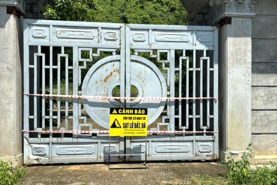 Sau tiếng nổ kèm rung chấn, nhiều tảng đá lớn lăn từ đỉnh núi vào nhà dân Sau tiếng nổ kèm rung chấn, nhiều tảng đá lớn lăn từ đỉnh núi vào nhà dân