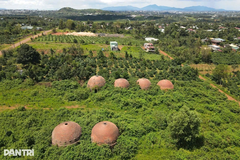 Sáu “tòa tháp đỏ” bỏ hoang giữa lòng đô thị Sáu “tòa tháp đỏ” bỏ hoang giữa lòng đô thị