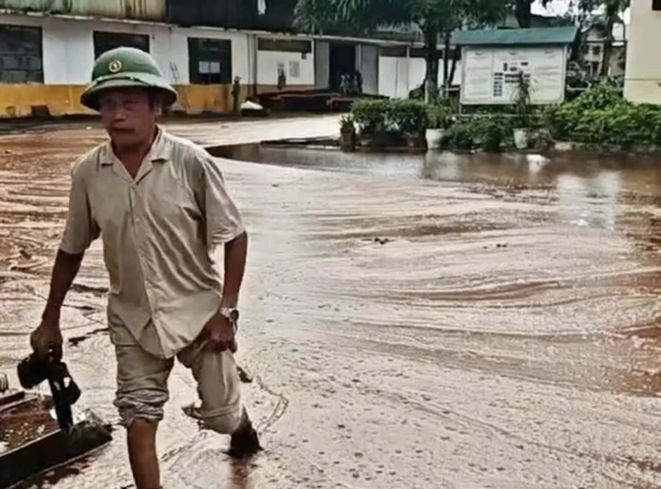 Sét đánh trúng bể chứa nhà máy đường, 2.000 lít mật tràn ra ngoài Sét đánh trúng bể chứa nhà máy đường, 2.000 lít mật tràn ra ngoài
