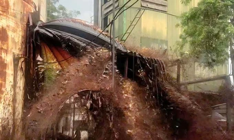 Sét đánh trúng bể chứa nhà máy đường, 2.000 lít mật tràn ra ngoài