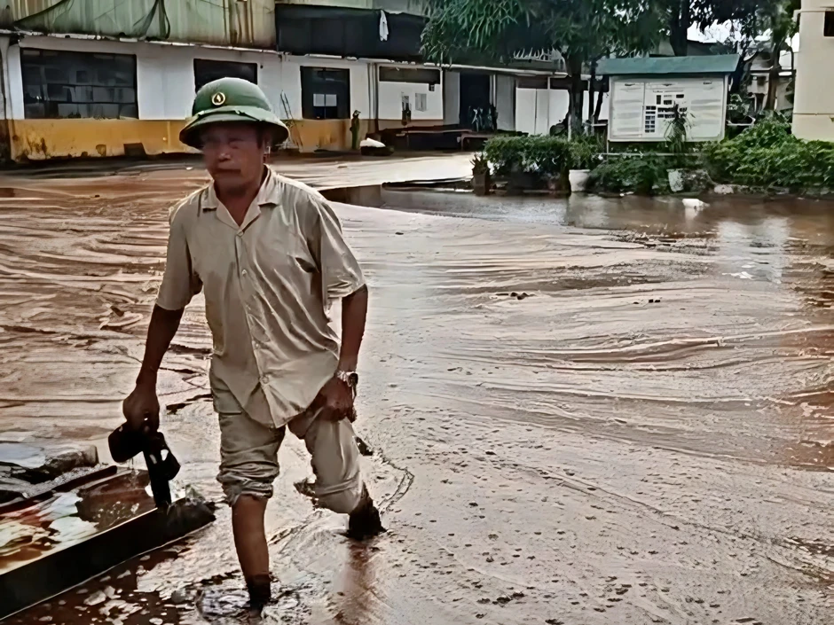 Sét đánh trúng bể chứa nhà máy đường, hàng nghìn tấn mật tràn ra khuôn viên Sét đánh trúng bể chứa nhà máy đường, hàng nghìn tấn mật tràn ra khuôn viên