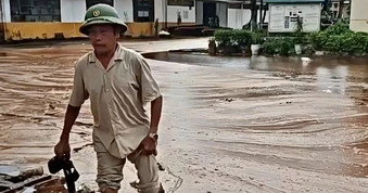 Sét đánh trúng bể chứa nhà máy đường, hàng nghìn tấn mật tràn ra khuôn viên