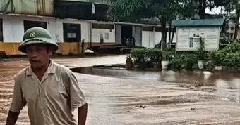 Sét đánh trúng nhà máy đường, gần 2.000 tấn mật mía tràn ra ngoài