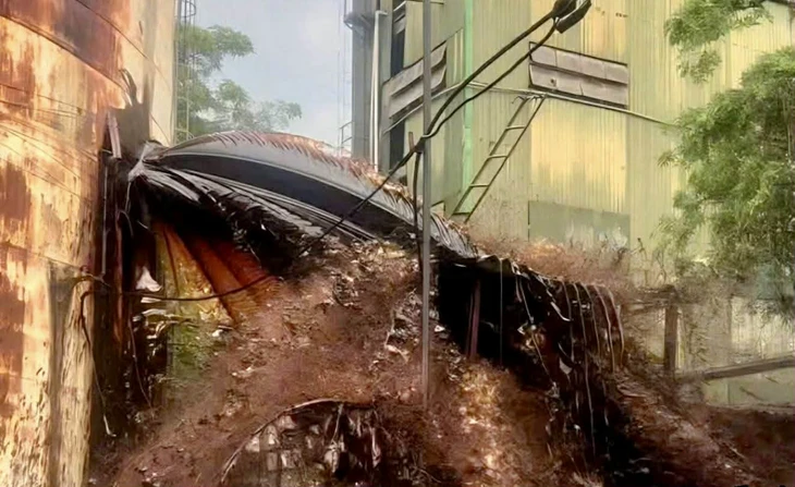 Sét đánh trúng nhà máy đường, hàng ngàn tấn mật tràn ra ngoài Sét đánh trúng nhà máy đường, hàng ngàn tấn mật tràn ra ngoài