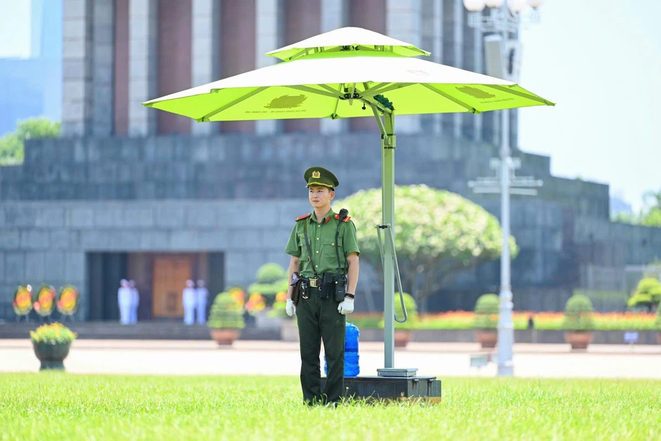 Sĩ quan cảnh vệ nghiêm trang đứng gác dưới cái nắng đổ lửa ở Ba Đình Sĩ quan cảnh vệ nghiêm trang đứng gác dưới cái nắng đổ lửa ở Ba Đình