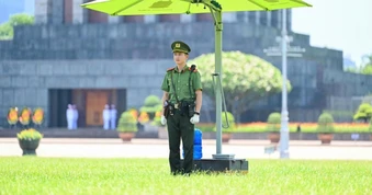 Sĩ quan cảnh vệ nghiêm trang đứng gác dưới cái nắng đổ lửa ở Ba Đình