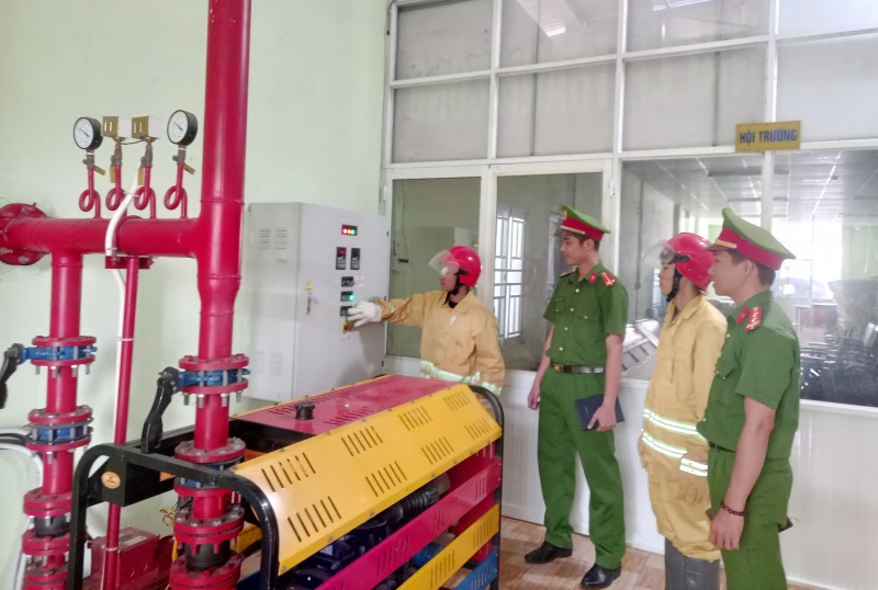 Siết chặt công tác phòng ngừa cháy nổ tại các KCN phía Đông tỉnh Đắk Lắk Siết chặt công tác phòng ngừa cháy nổ tại các KCN phía Đông tỉnh Đắk Lắk