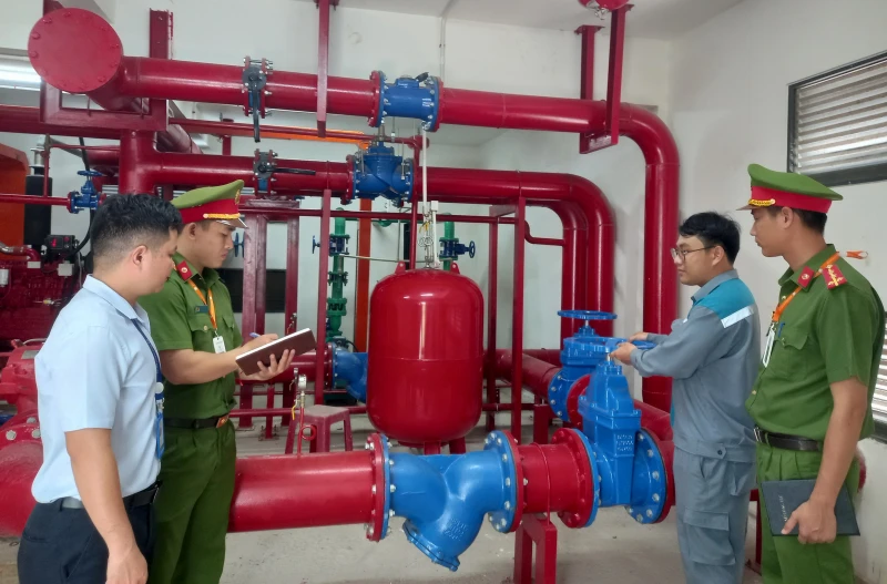 Siết chặt công tác phòng ngừa cháy nổ tại các KCN phía Đông tỉnh Đắk Lắk Siết chặt công tác phòng ngừa cháy nổ tại các KCN phía Đông tỉnh Đắk Lắk