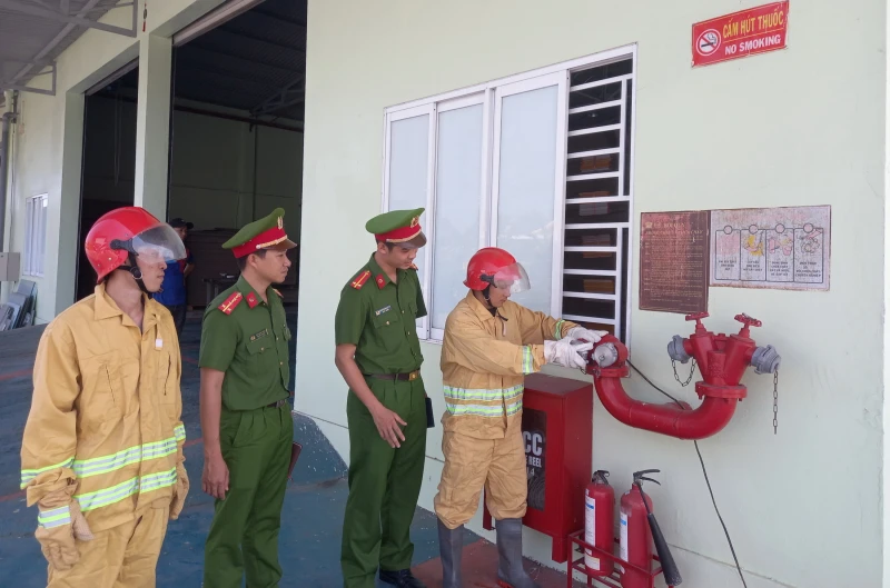 Siết chặt công tác phòng ngừa cháy nổ tại các KCN phía Đông tỉnh Đắk Lắk Siết chặt công tác phòng ngừa cháy nổ tại các KCN phía Đông tỉnh Đắk Lắk