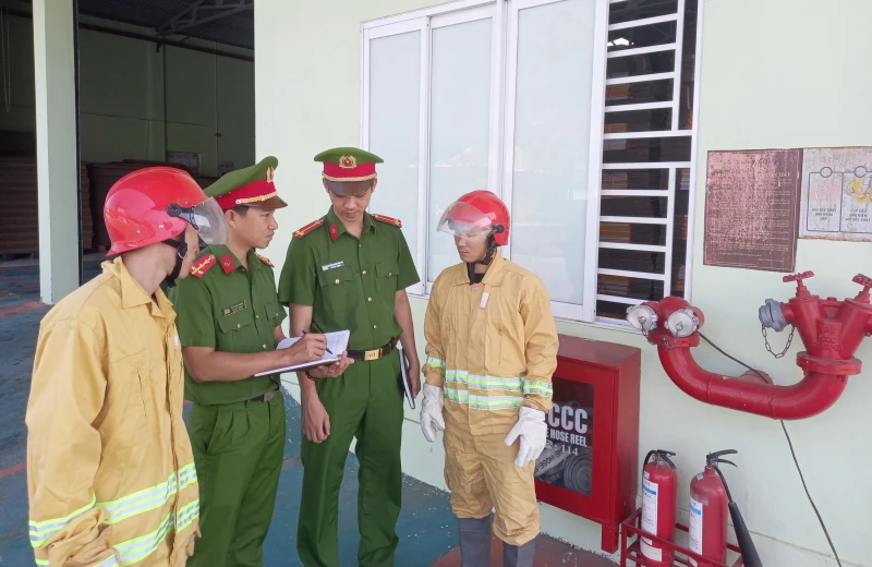 Siết chặt công tác phòng ngừa cháy nổ tại các KCN phía Đông tỉnh Đắk Lắk Siết chặt công tác phòng ngừa cháy nổ tại các KCN phía Đông tỉnh Đắk Lắk