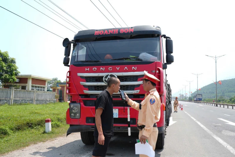 Siết chặt kỷ cương trong chấp hành quy định về trật tự an toàn giao thông đường bộ Siết chặt kỷ cương trong chấp hành quy định về trật tự an toàn giao thông đường bộ