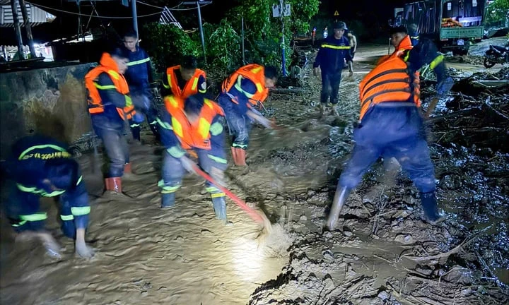Sơ tán khẩn cấp hơn 200 người trong đêm mưa lũ ở Sơn La Sơ tán khẩn cấp hơn 200 người trong đêm mưa lũ ở Sơn La