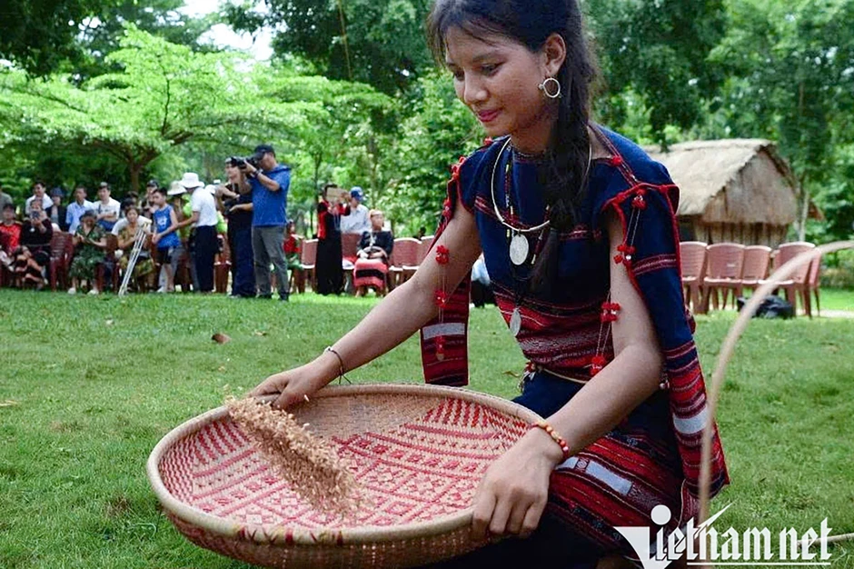 Sơmă Kơcham - Nghi lễ thiêng giữ hồn làng của người Ba Na Sơmă Kơcham - Nghi lễ thiêng giữ hồn làng của người Ba Na