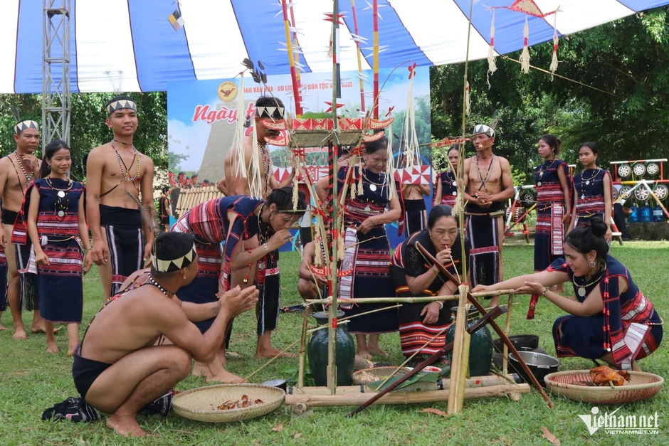 Sơmă Kơcham - Nghi lễ thiêng giữ hồn làng của người Ba Na Sơmă Kơcham - Nghi lễ thiêng giữ hồn làng của người Ba Na