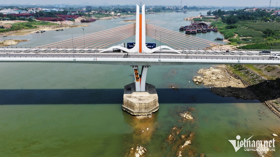 Sông Lô cạn trơ đá ngầm, tàu thuyền vắng bóng Sông Lô cạn trơ đá ngầm, tàu thuyền vắng bóng