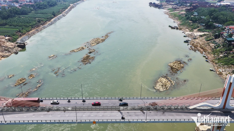 Sông Lô cạn trơ đá ngầm, tàu thuyền vắng bóng Sông Lô cạn trơ đá ngầm, tàu thuyền vắng bóng