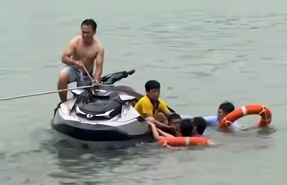 Sự cố flyboard khi đang "bay": Lời kể của người bán nước vứt hết ví tiền và đồ đạc lao xuống cứu Sự cố flyboard khi đang "bay": Lời kể của người bán nước vứt hết ví tiền và đồ đạc lao xuống cứu