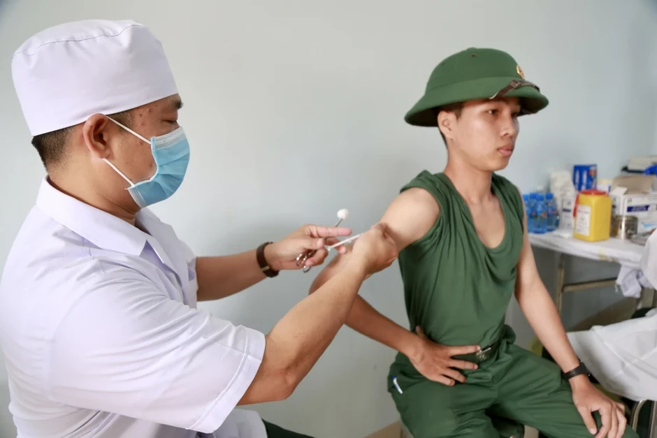 Sư đoàn 9 tiêm vắc xin phòng bệnh cho chiến sĩ mới Sư đoàn 9 tiêm vắc xin phòng bệnh cho chiến sĩ mới