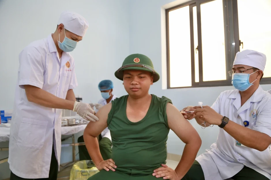 Sư đoàn 9 tiêm vắc xin phòng bệnh cho chiến sĩ mới Sư đoàn 9 tiêm vắc xin phòng bệnh cho chiến sĩ mới