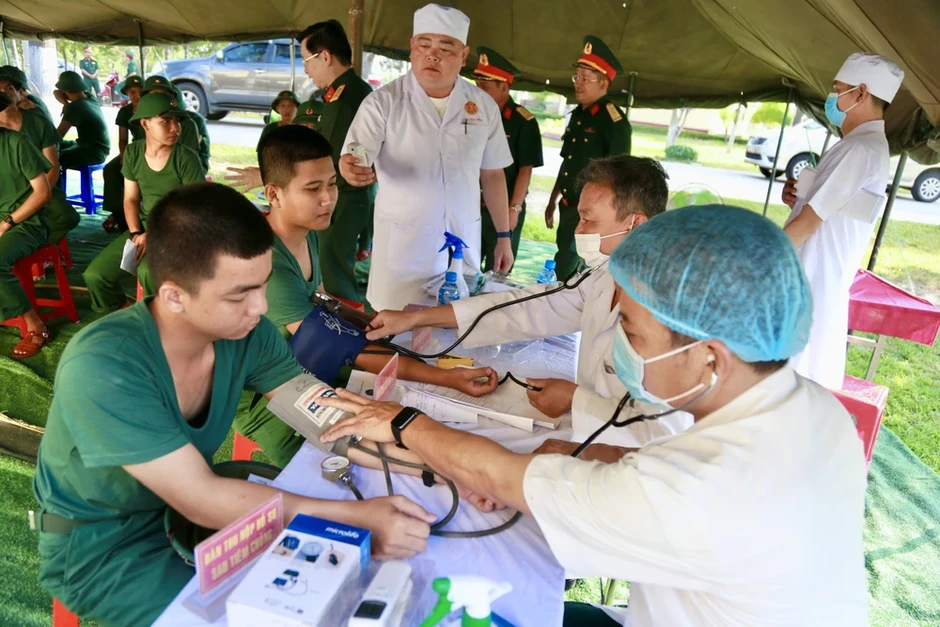 Sư đoàn 9 tiêm vắc xin phòng bệnh cho chiến sĩ mới Sư đoàn 9 tiêm vắc xin phòng bệnh cho chiến sĩ mới