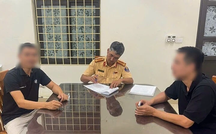 Sự thật bất ngờ về người đàn ông đi sai làn, hỏi CSGT 'em biết anh không' Sự thật bất ngờ về người đàn ông đi sai làn, hỏi CSGT 'em biết anh không'