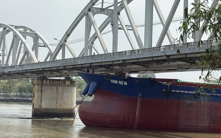 Sửa chữa khẩn cấp để khôi phục chạy tàu qua cầu Ghềnh Sửa chữa khẩn cấp để khôi phục chạy tàu qua cầu Ghềnh