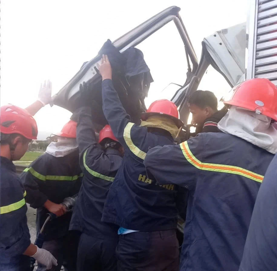 Tai nạn giao thông nghiêm trọng giữa 2 xe tải trên cao tốc Bãi Vọt – Hàm Nghi Tai nạn giao thông nghiêm trọng giữa 2 xe tải trên cao tốc Bãi Vọt – Hàm Nghi