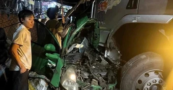 Tai nạn giao thông nghiêm trọng giữa taxi và xe tải trước chợ Trường Xuân