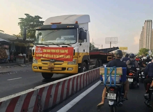 Tai nạn giao thông nghiêm trọng sáng nay ở đường Nguyễn Hữu Thọ Tai nạn giao thông nghiêm trọng sáng nay ở đường Nguyễn Hữu Thọ