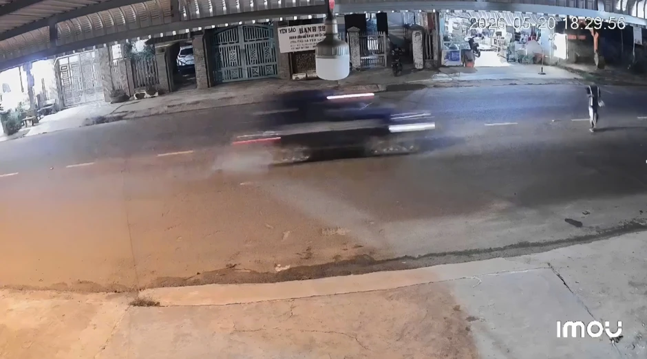 Tai nạn giao thông thương tâm giữa taxi và người đi bộ ở Đắk Lắk năm 2026 Tai nạn giao thông thương tâm giữa taxi và người đi bộ ở Đắk Lắk năm 2026