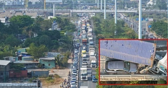 Tai nạn giao thông TP . HCM xe container va chạm ô tô 7 chỗ gây ùn tắc kéo dài