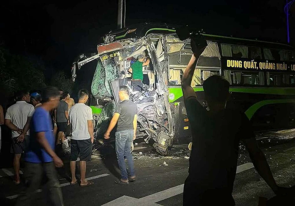 Tai nạn giữa xe khách với ôtô tải, 4 người bị thương Tai nạn giữa xe khách với ôtô tải, 4 người bị thương