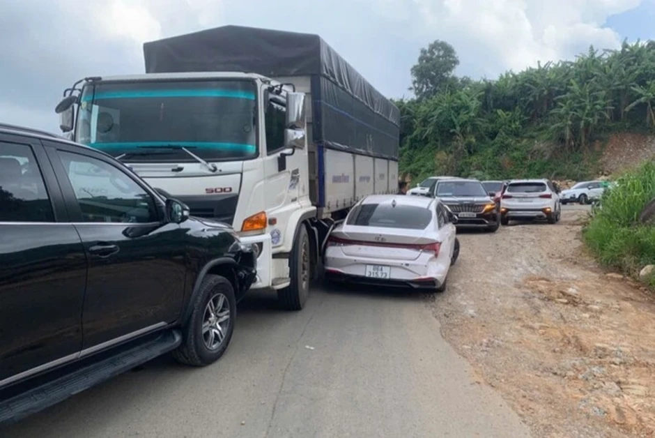Tai nạn liên hoàn gây ùn tắc 5 km trên đèo nối Đà Lạt - Phan Thiết Tai nạn liên hoàn gây ùn tắc 5 km trên đèo nối Đà Lạt - Phan Thiết