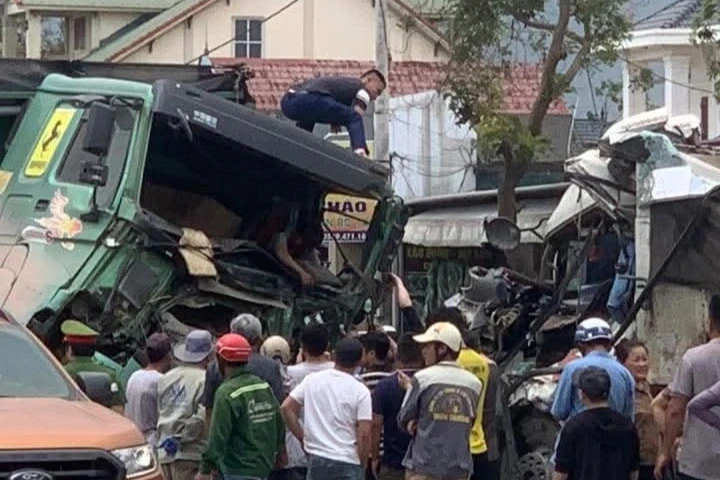 Tai nạn liên hoàn trên quốc lộ 1A, ít nhất 1 người tử vong Tai nạn liên hoàn trên quốc lộ 1A, ít nhất 1 người tử vong
