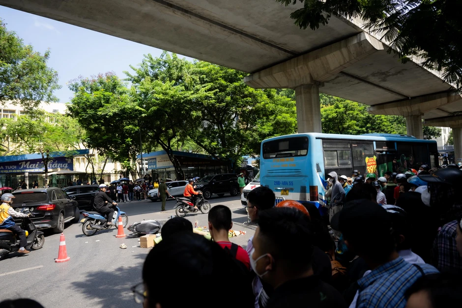 Tai nạn xe buýt nghiêm trọng ở Hà Nội khiến cô gái tử vong tại chỗ