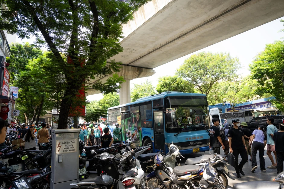 Tai nạn xe buýt nghiêm trọng ở Hà Nội khiến cô gái tử vong tại chỗ