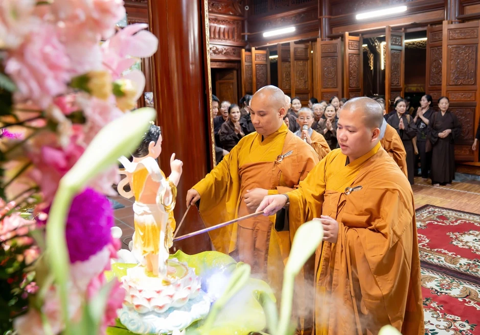 Tại sao có nghi thức tắm Phật trong lễ Phật đản? Tại sao có nghi thức tắm Phật trong lễ Phật đản?